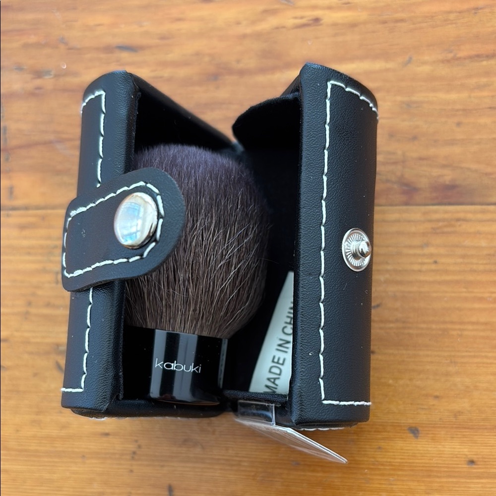 Beauty 360 NWT | Kabuki Brush with Black Leather Case - Picture 4 of 11